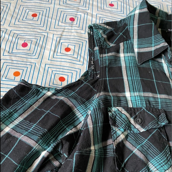 Torrid, cold shoulder button up - Picture 3 of 4
